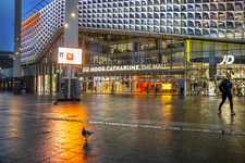 903798 Afbeelding van het bijna uitgestorven Stationsplein te Utrecht, na afkondiging van nieuwe maatregelen tegen de ...